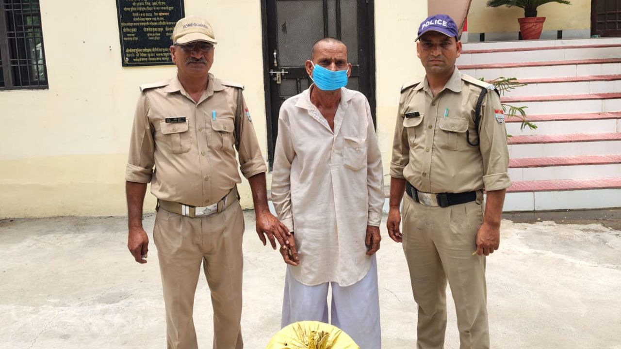 हरिद्वार के खानपुर थाना क्षेत्र के गिद्दावाली गांव में अवैध कच्ची शराब और शराब बनाने के उपकरण बरामद करती पुलिस टीम।