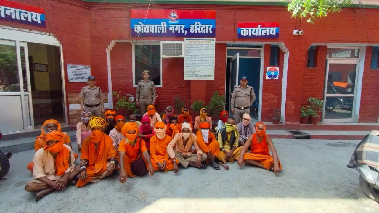 हरिद्वार में ऑपरेशन प्रहार के दौरान कार्रवाई करती पुलिस टीम
