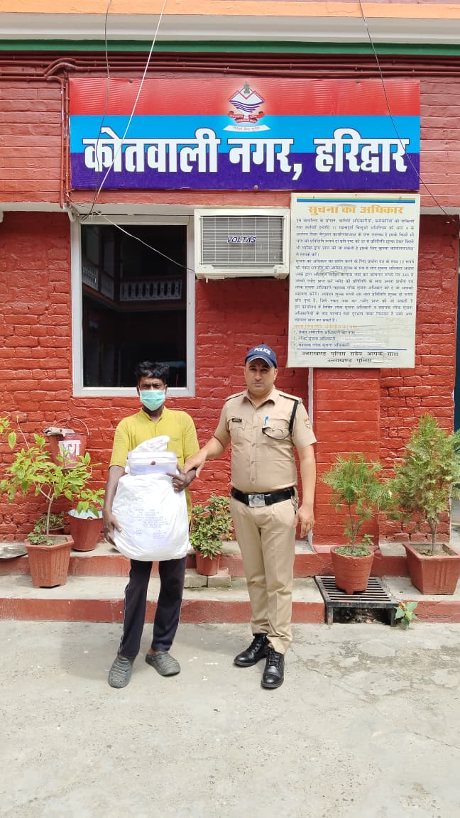 हरिद्वार पुलिस द्वारा गांजा तस्कर की गिरफ्तारी के बाद बरामद अवैध गांजा