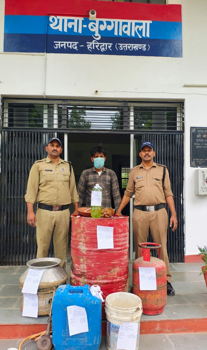 बुग्गावाला क्षेत्र में अवैध कच्ची शराब की भट्टी पर छापेमारी करती हरिद्वार पुलिस