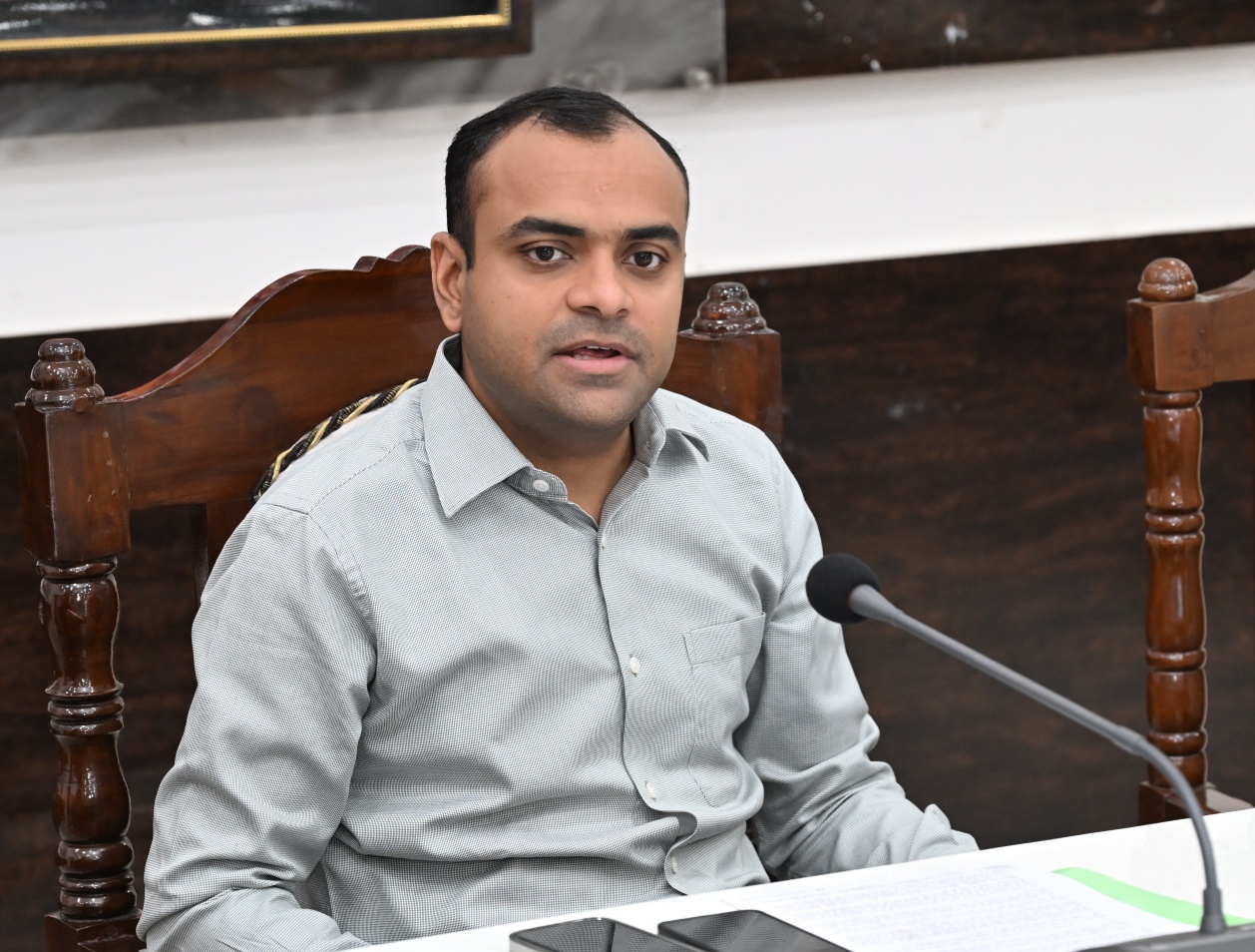 हरिद्वार में विशेष गहन पुनरीक्षण कार्यक्रम को लेकर राजनीतिक दलों के प्रतिनिधियों के साथ बैठक करते जिलाधिकारी मयूर दीक्षित