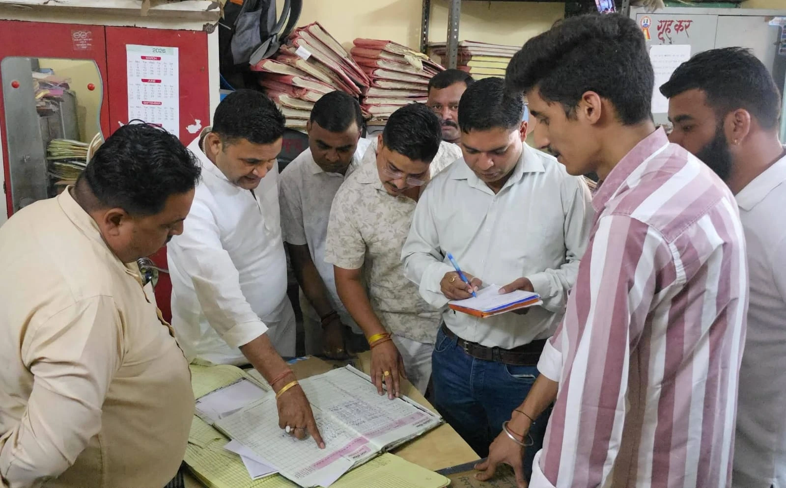 जसपुर नगर पालिका का औचक निरीक्षण करते कैबिनेट मंत्री राम सिंह कैड़ा
