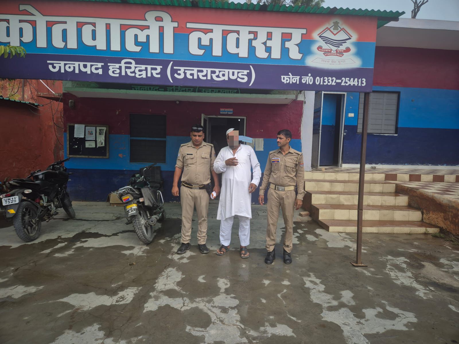 रणसूरा फायरिंग कांड में फरार आरोपी जाहिद को गिरफ्तार करती लक्सर पुलिस