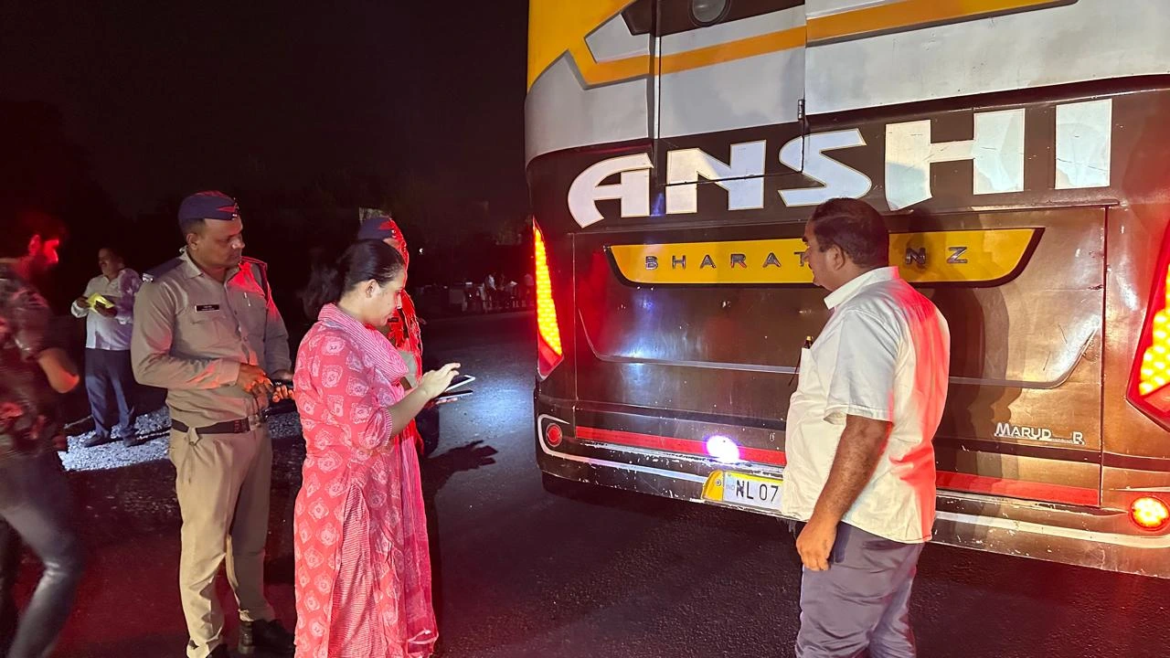 हरिद्वार में परिवहन विभाग द्वारा लक्ज़री स्लीपर बसों की जांच करते अधिकारी