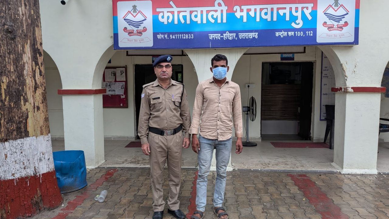 हरिद्वार के भगवानपुर थाना क्षेत्र में गोवंश संरक्षण अधिनियम से जुड़े मामले में वांछित आरोपी की गिरफ्तारी के बाद कार्रवाई करती पुलिस टीम।