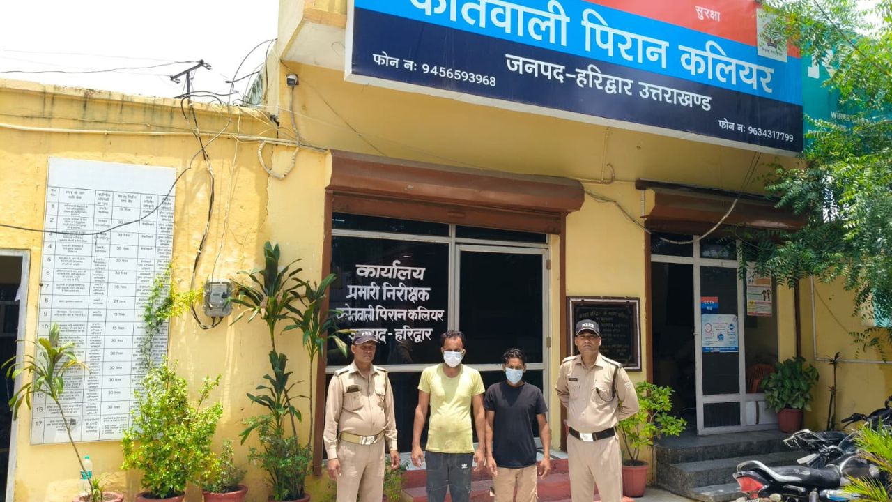 ऑपरेशन प्रहार के तहत कोतवाली नगर हरिद्वार पुलिस द्वारा गिरफ्तार किए गए दो वारंटी, पुलिस कार्रवाई की सांकेतिक तस्वीर"
