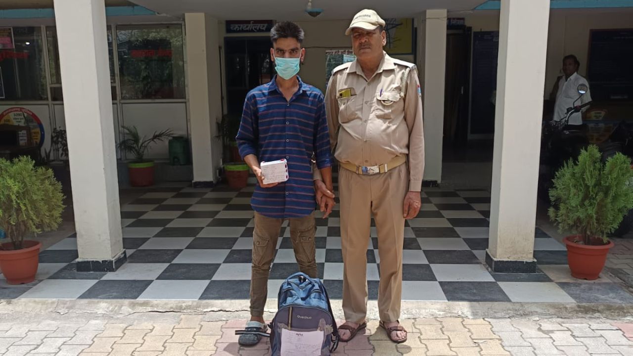 ऑपरेशन प्रहार के तहत रुड़की पुलिस द्वारा अवैध चाकू के साथ गिरफ्तार किए गए आरोपी की सांकेतिक तस्वीर