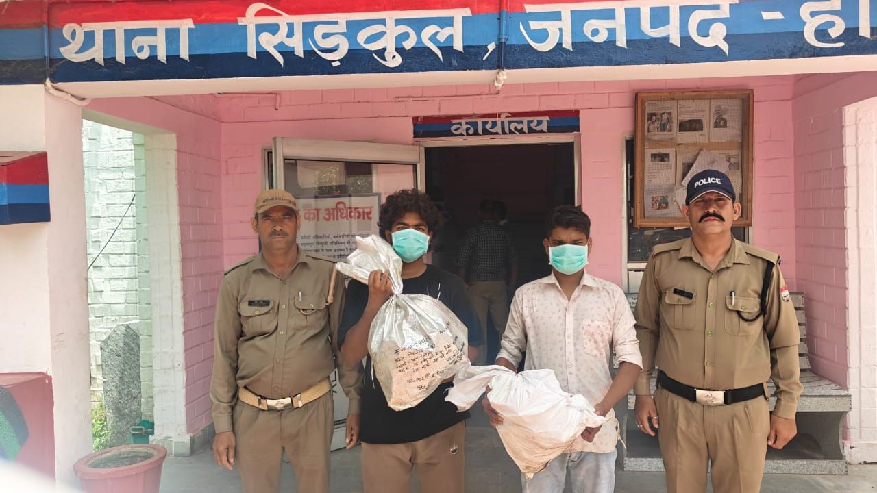सिडकुल पुलिस द्वारा ऑपरेशन प्रहार के तहत कथित अवैध देशी शराब के साथ गिरफ्तार किए गए आरोपियों की सांकेतिक तस्वीर