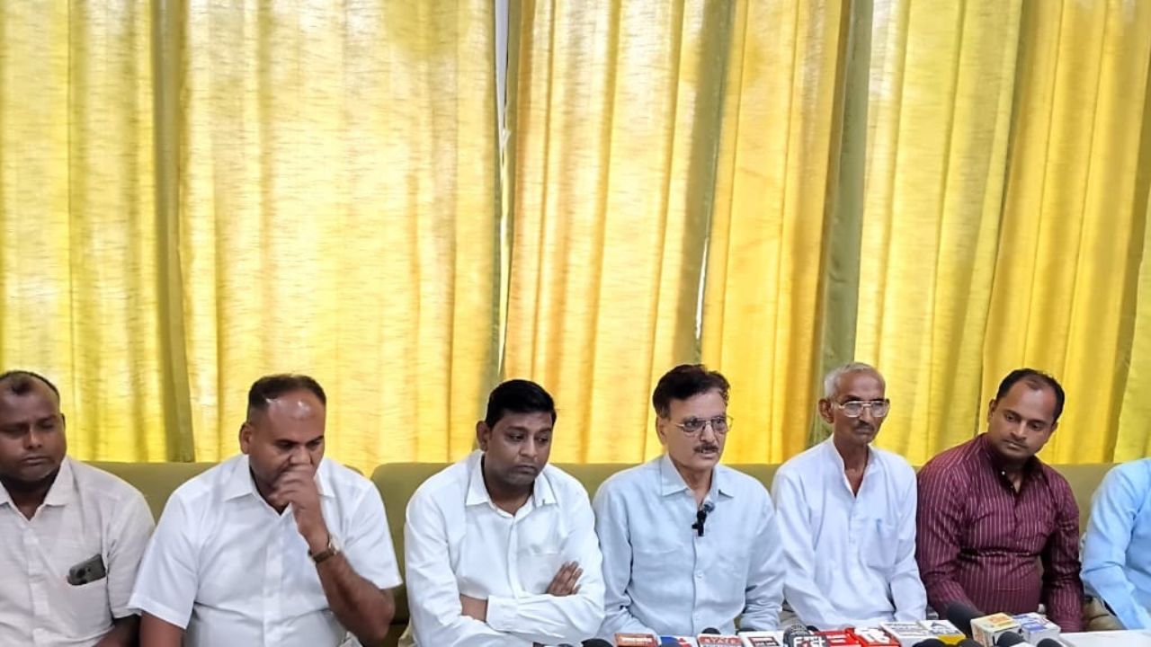 सैनी समाज की प्रेस वार्ता में महाराजा भागीरथ प्रतिमा स्थापना समारोह की जानकारी देते डॉ. विजय सैनी और समाज के पदाधिकारी