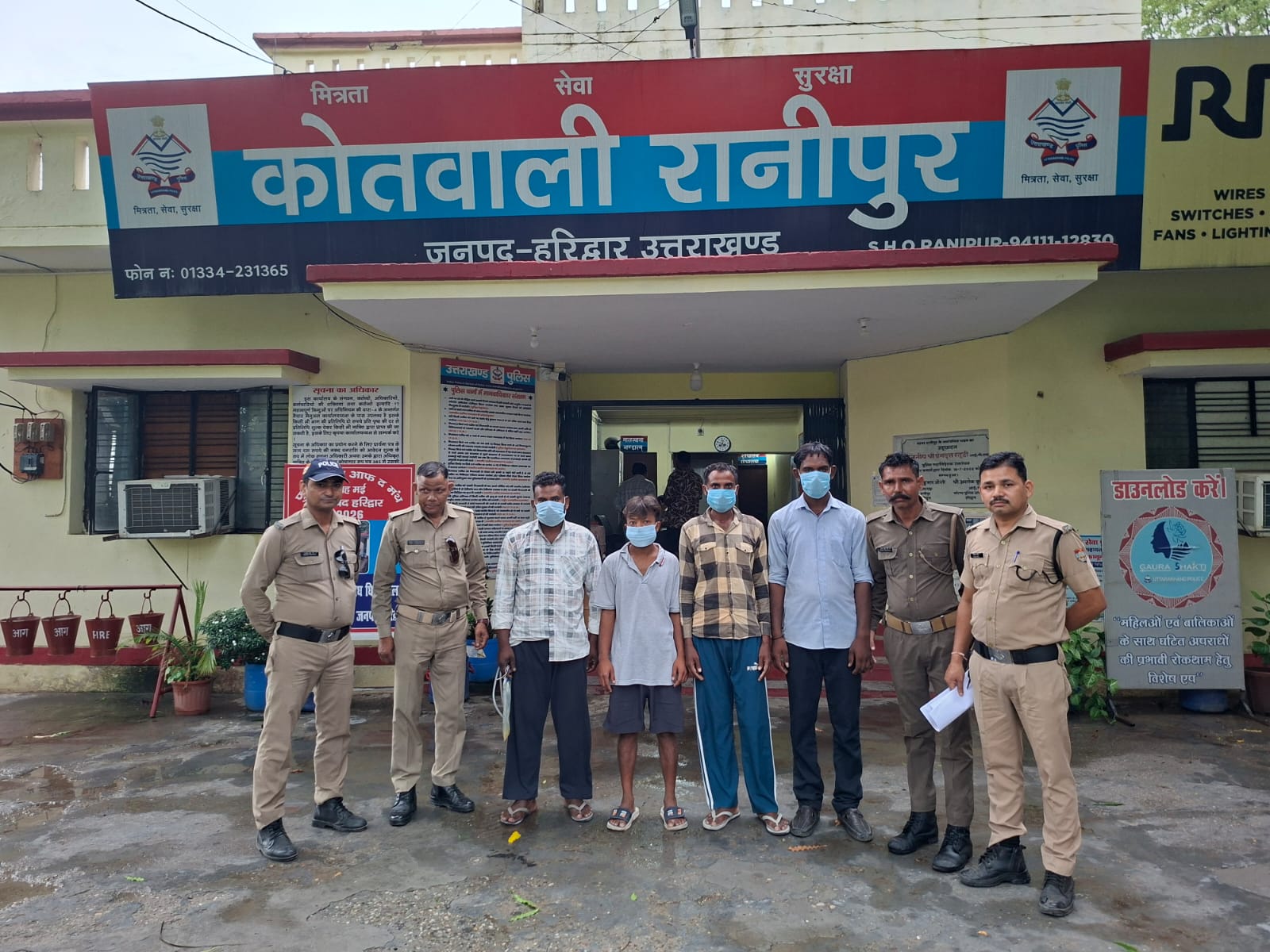 ऑपरेशन प्रहार के तहत वारंटियों को गिरफ्तार करती रानीपुर पुलिस