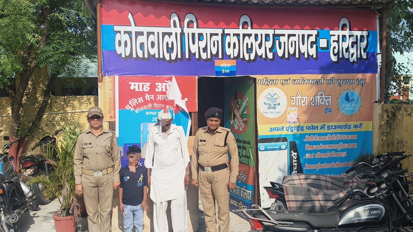 दरगाह कलियर में गुमशुदा 8 वर्षीय बालक को सकुशल परिजनों से मिलाती हरिद्वार पुलिस