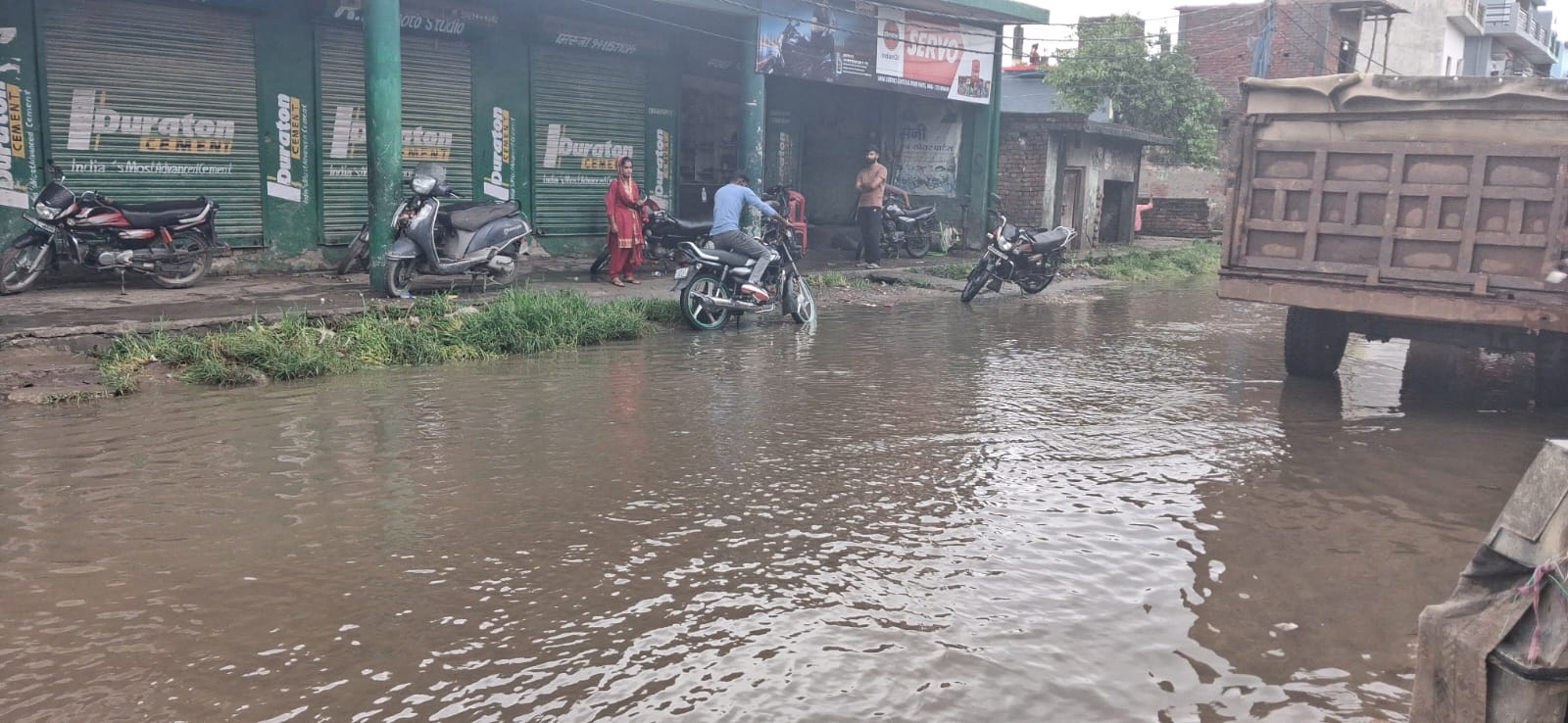 भारी बारिश के बाद डाडा जलालपुर के मुख्य मार्ग पर जलभराव का दृश्य