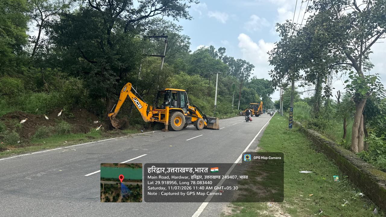 कांवड़ यात्रा 2026 की तैयारियों के तहत हरिद्वार में कांवड़ पटरी मार्ग पर झाड़ियों की कटाई और गंगा घाटों का मरम्मत कार्य