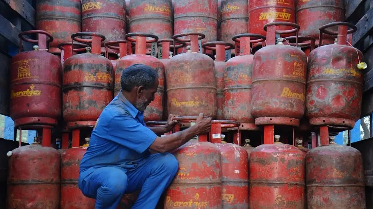 LPG ग्राहकों के लिए जरूरी खबर! 16 अगस्त तक करा लें E-KYC, वरना सिलेंडर बुकिंग में होगी परेशानी