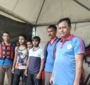 हरिद्वार में बड़ा हादसा टला! विष्णु घाट पर डूब रहे 2 कांवड़ियों को PAC ने बचाया