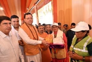 कांवड़ियों पर बरसे फूल, CM धामी ने अपने हाथों से परोसा भोजन; हरिद्वार में दिखा आस्था का अद्भुत संगम…