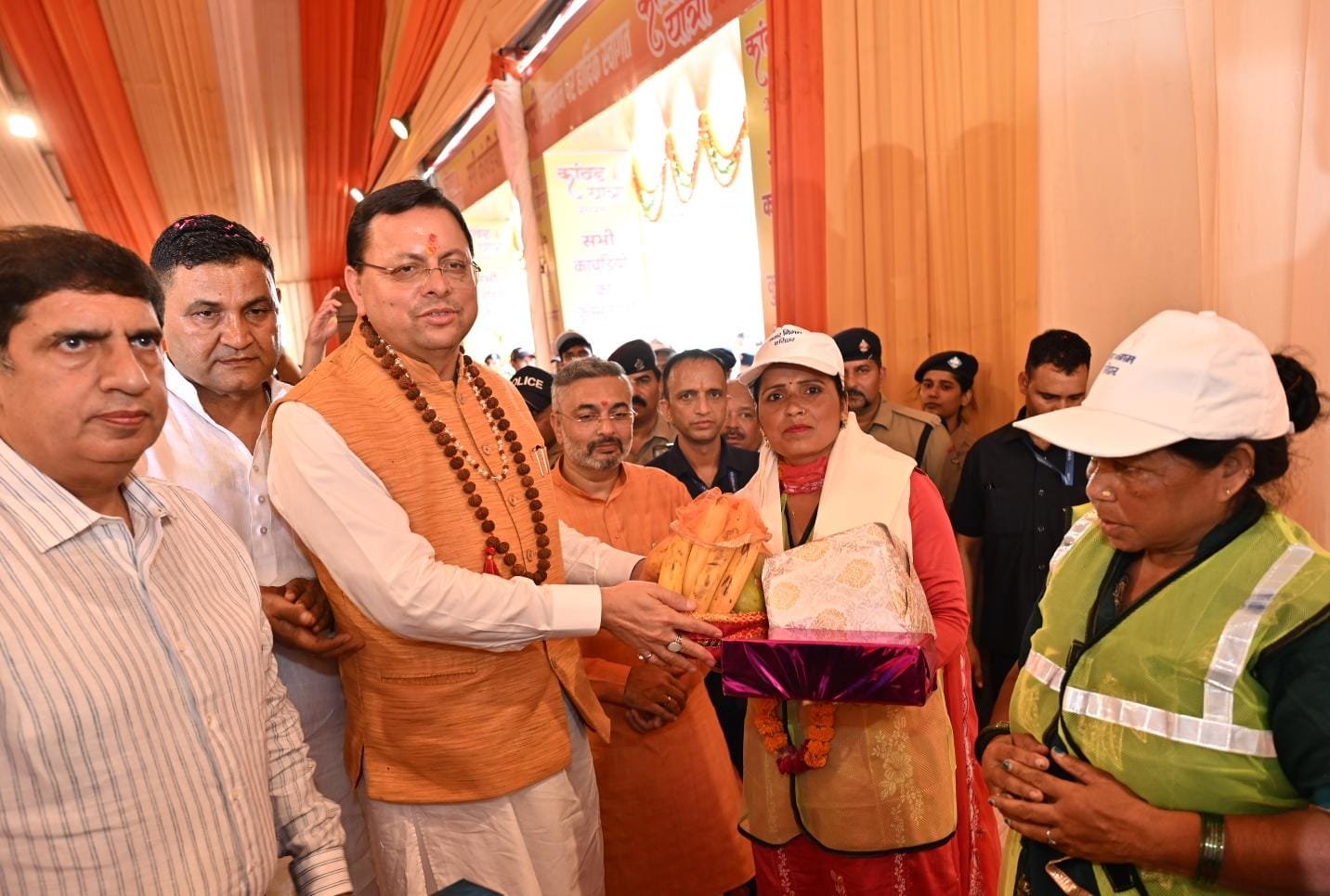 कांवड़ियों पर बरसे फूल, CM धामी ने अपने हाथों से परोसा भोजन; हरिद्वार में दिखा आस्था का अद्भुत संगम…