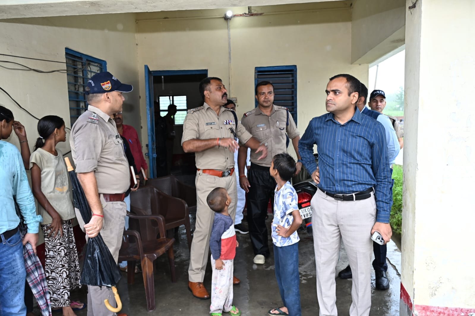 भारी बारिश के बीच कांवड़ यात्रा व्यवस्थाओं का निरीक्षण करते डीएम मयूर दीक्षित और एसएसपी नवनीत सिंह भुल्लर