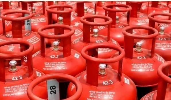 घरेलू गैस सिलेंडर की कीमतों में फिर बढ़ोतरी बुकिंग नियम भी हुए सख्त जानें नए बदलाव LPG Cylinder Price…