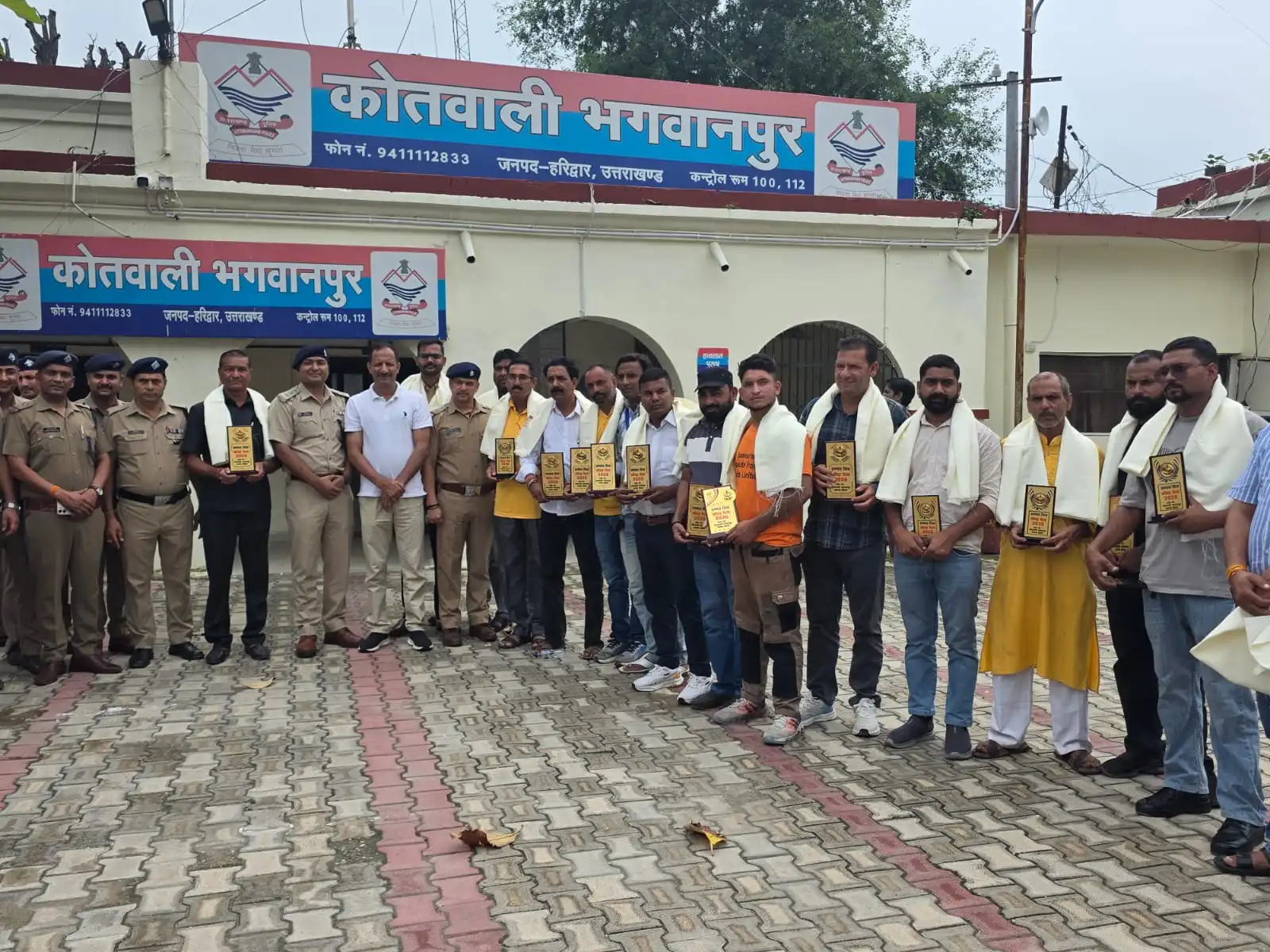 कांवड़ मेला 2026 के सफल समापन पर SPOs को सम्मानित करते पुलिस अधिकारी