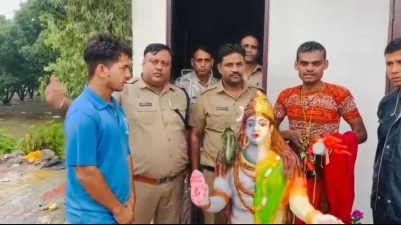 नशे में कार चला रहे कांवड़िये ने पैदल शिवभक्त को मारी टक्कर पुलिस ने संभाला मामला नई कांवड़ देकर रवाना किया…