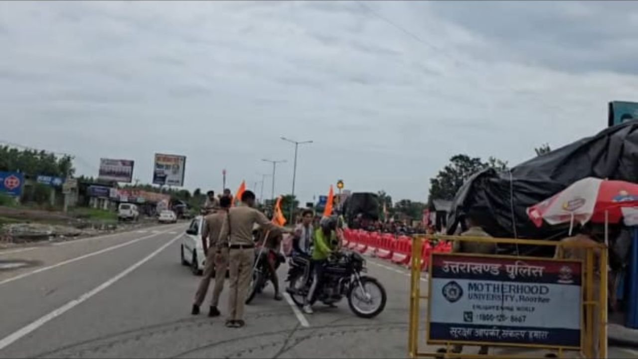 नारसन बॉर्डर पर कांवड़ यात्रा के दौरान गलत दिशा में आने वाले श्रद्धालुओं को सही लेन में भेजती पुलिस टीम।