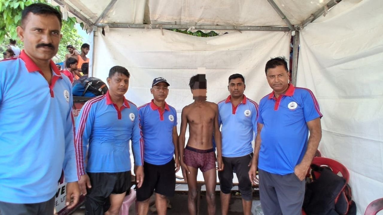 हरिद्वार में गंगा में बह रहे 17 वर्षीय कांवड़िया को 40वीं वाहिनी पीएसी की आपदा राहत टीम ने सुरक्षित रेस्क्यू किया