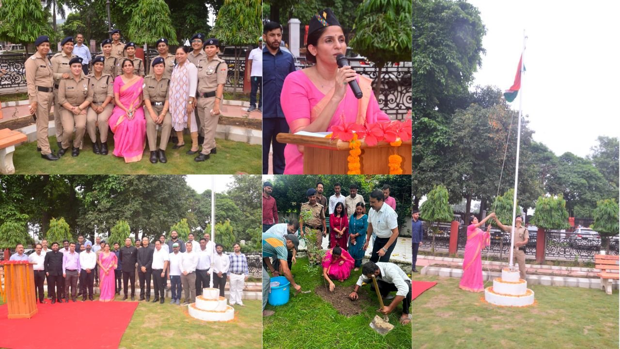 हरिद्वार कुंभ मेला कार्यालय में स्वतंत्रता दिवस पर ध्वजारोहण करतीं मेलाधिकारी सोनिका