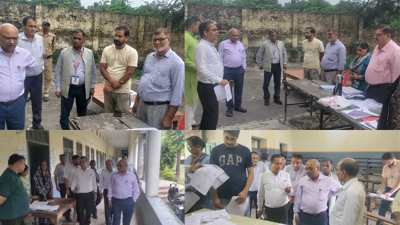 हरिद्वार में SIR अभियान के तीसरे चरण के तहत बूथ का निरीक्षण करते आयुक्त आनंद स्वरूप