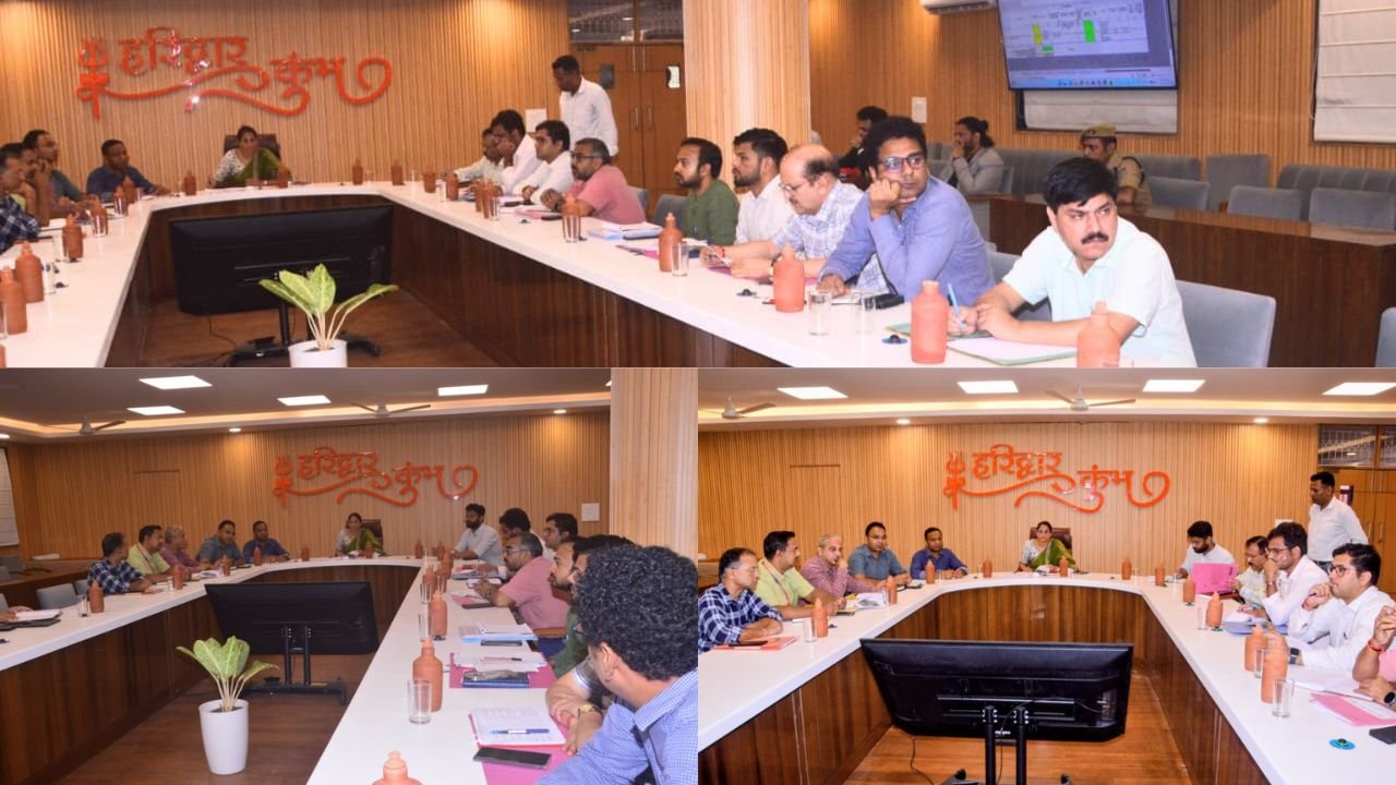 हरिद्वार में कुंभ मेला 2027 की तैयारियों को लेकर निर्माण परियोजनाओं की समीक्षा करतीं मेलाधिकारी सोनिका