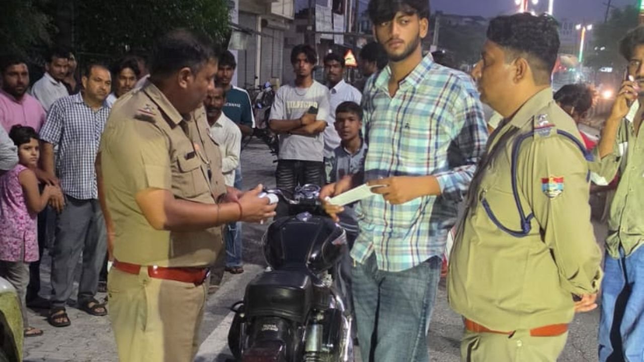झबरेड़ा क्षेत्र में पुलिस द्वारा वाहनों की चेकिंग और मोडिफाइड साइलेंसर की जांच