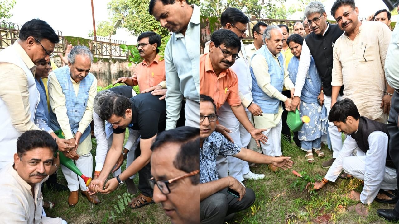 रुड़की में मानसून आपदा प्रबंधन तैयारियों की समीक्षा बैठक में अधिकारियों को निर्देश देते राज्य मंत्री विनय कुमार रोहिला