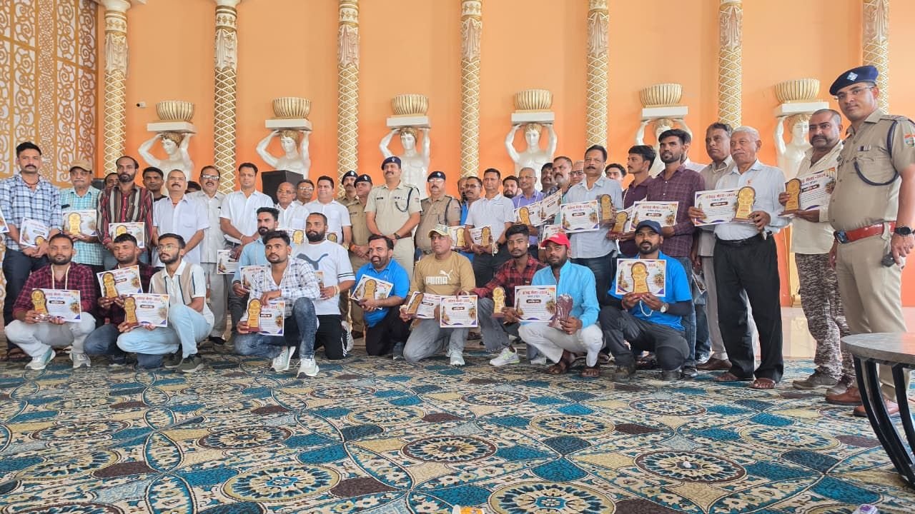 हरिद्वार में कांवड़ मेला 2026 के दौरान सहयोग देने वाले विशेष पुलिस अधिकारियों को सम्मानित करते पुलिस अधिकारी।
