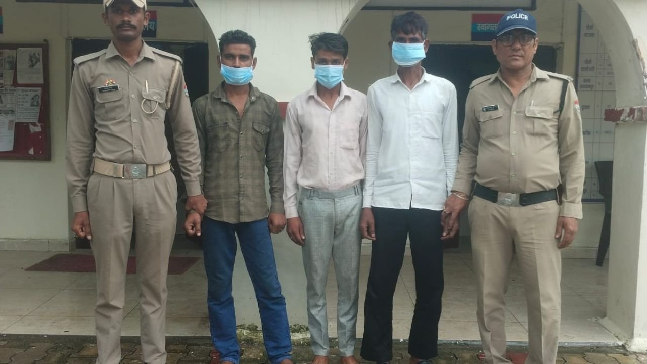 भगवानपुर पुलिस द्वारा न्यायालय से गैरहाजिर चल रहे तीन वारंटियों की गिरफ्तारी