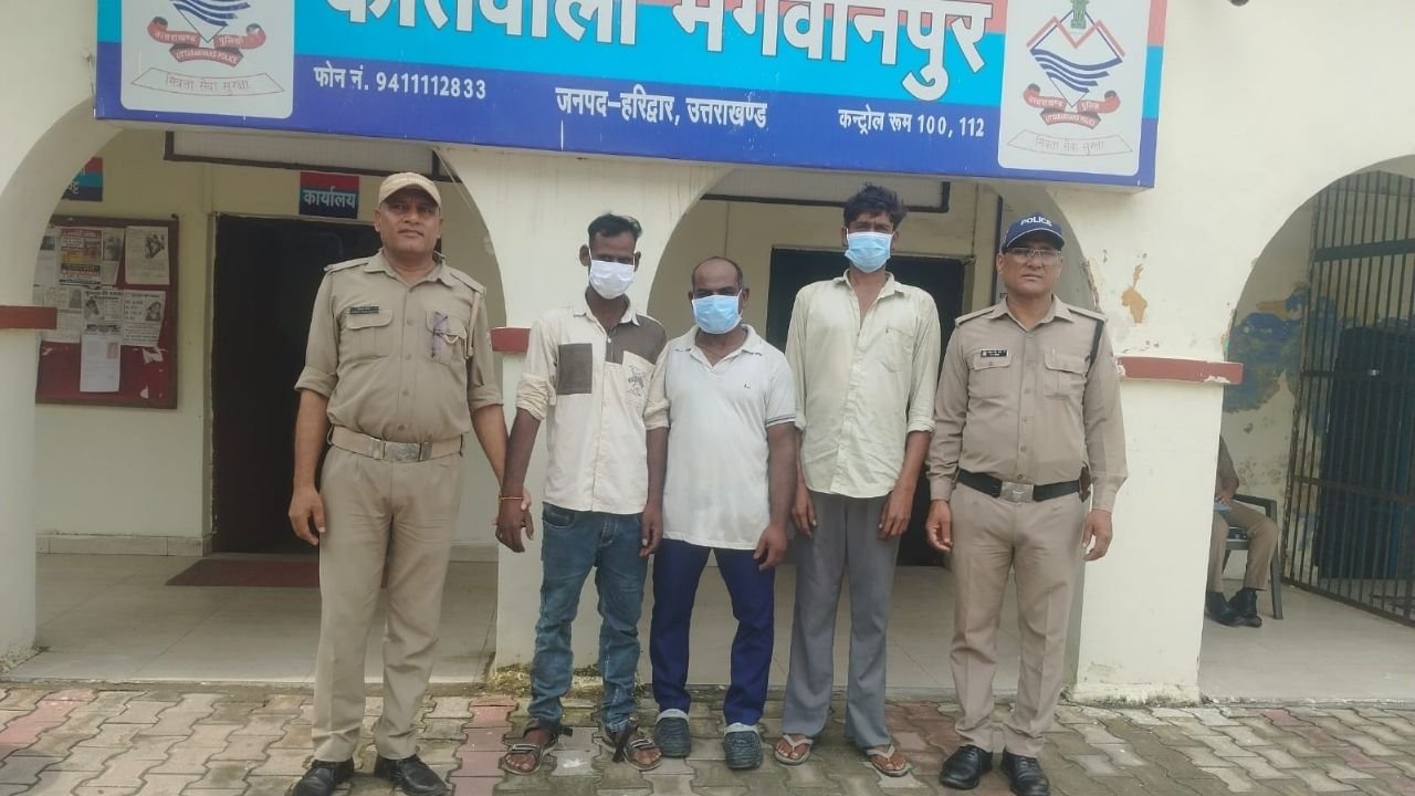 हरिद्वार के भगवानपुर में पुलिस द्वारा तीन वारंटियों को गिरफ्तार किए जाने की कार्रवाई