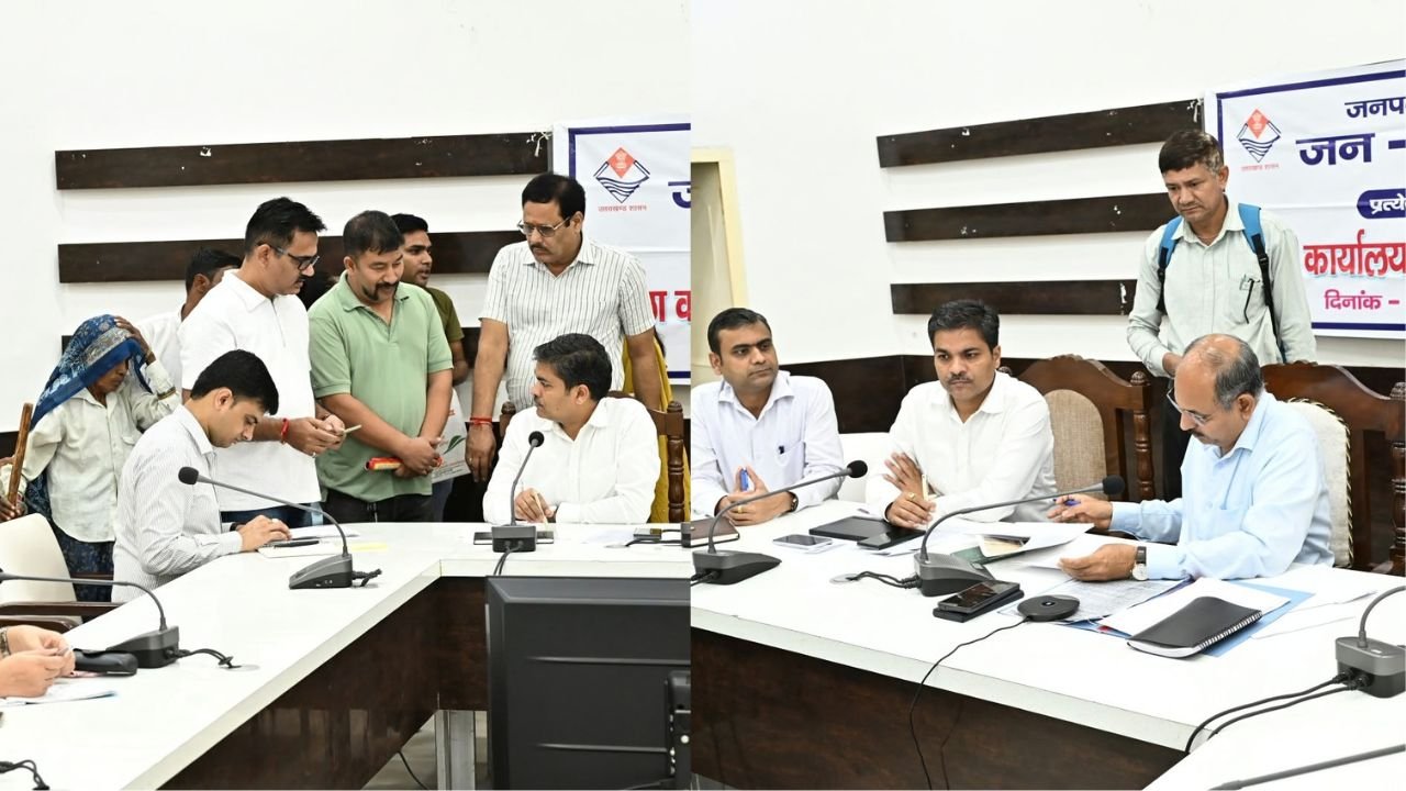 हरिद्वार जिला कार्यालय में आयोजित जनसुनवाई कार्यक्रम में लोगों की समस्याएं सुनते अधिकारी