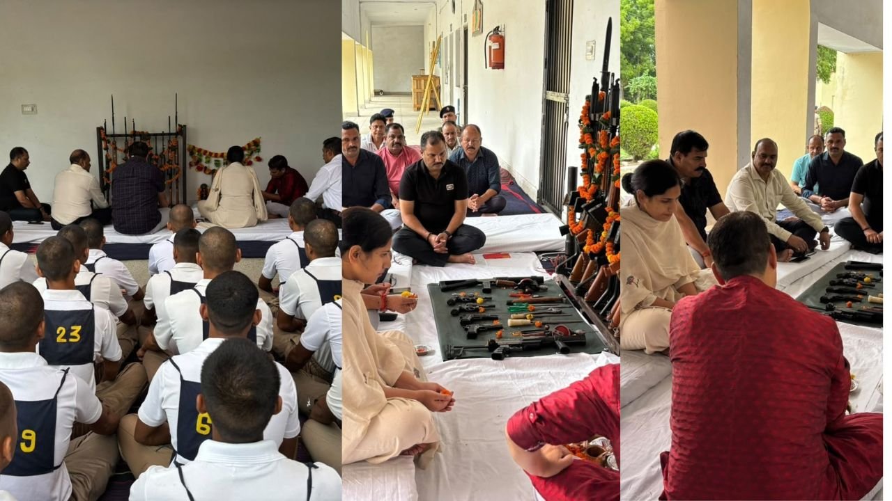 हरिद्वार पुलिस लाइन रोशनाबाद में विश्वकर्मा दिवस पर भगवान विश्वकर्मा और पुलिस उपकरणों की पूजा करते अधिकारी