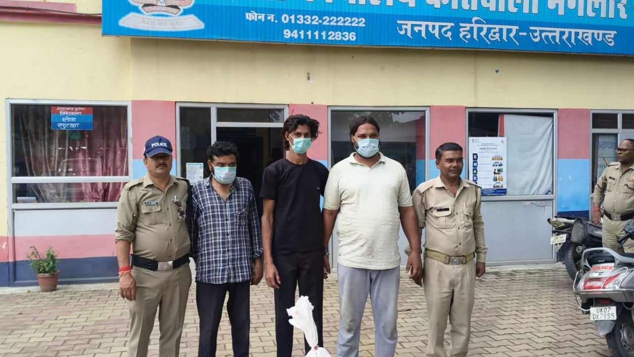 मंगलौर में गोकशी मामले में पुलिस की कार्रवाई के दौरान बरामद गौमांस, जीवित गोवंश और उपकरण