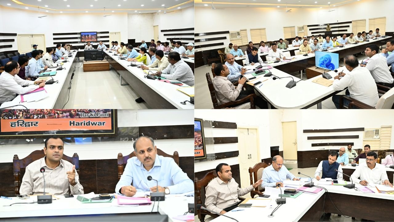 हरिद्वार में स्वच्छता व्यवस्था की समीक्षा बैठक में जिलाधिकारी मयूर दीक्षित और अधिकारी