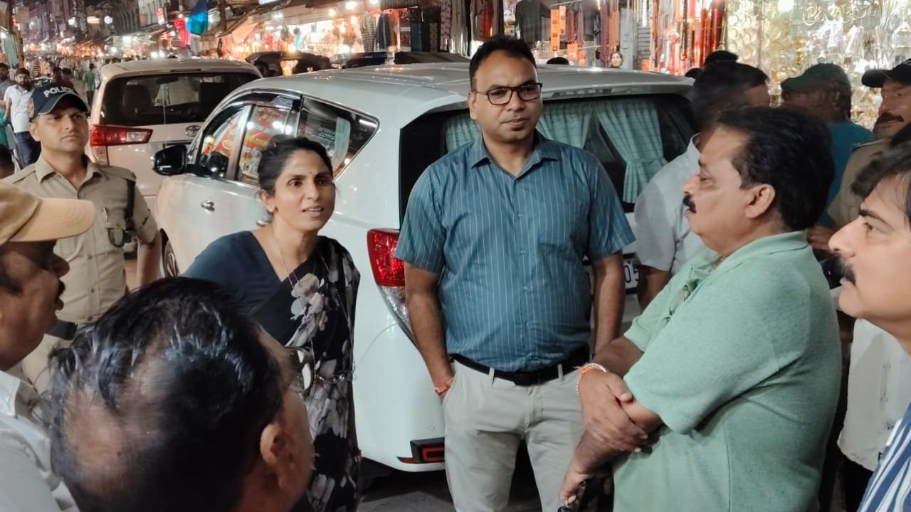 हरिद्वार में कुंभ मेला 2027 की तैयारियों के दौरान अपर रोड और हरकी पैड़ी क्षेत्र का निरीक्षण करतीं मेलाधिकारी सोनिका