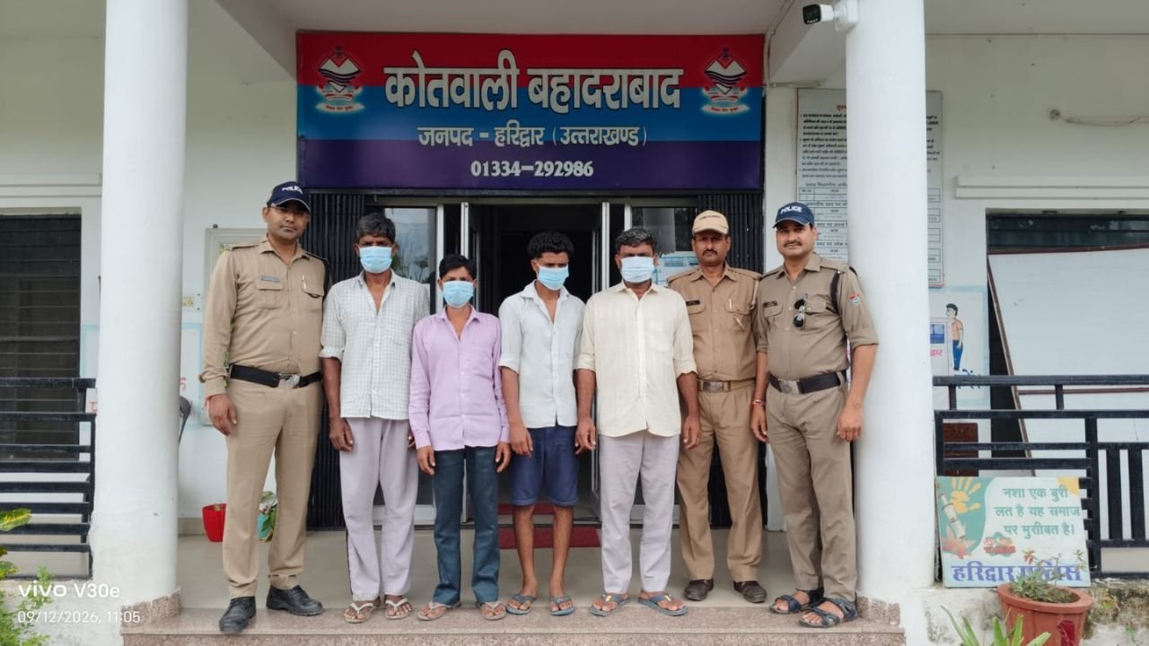 बहादराबाद पुलिस द्वारा चार वारण्टी अभियुक्तों की गिरफ्तारी के बाद की गई कार्रवाई