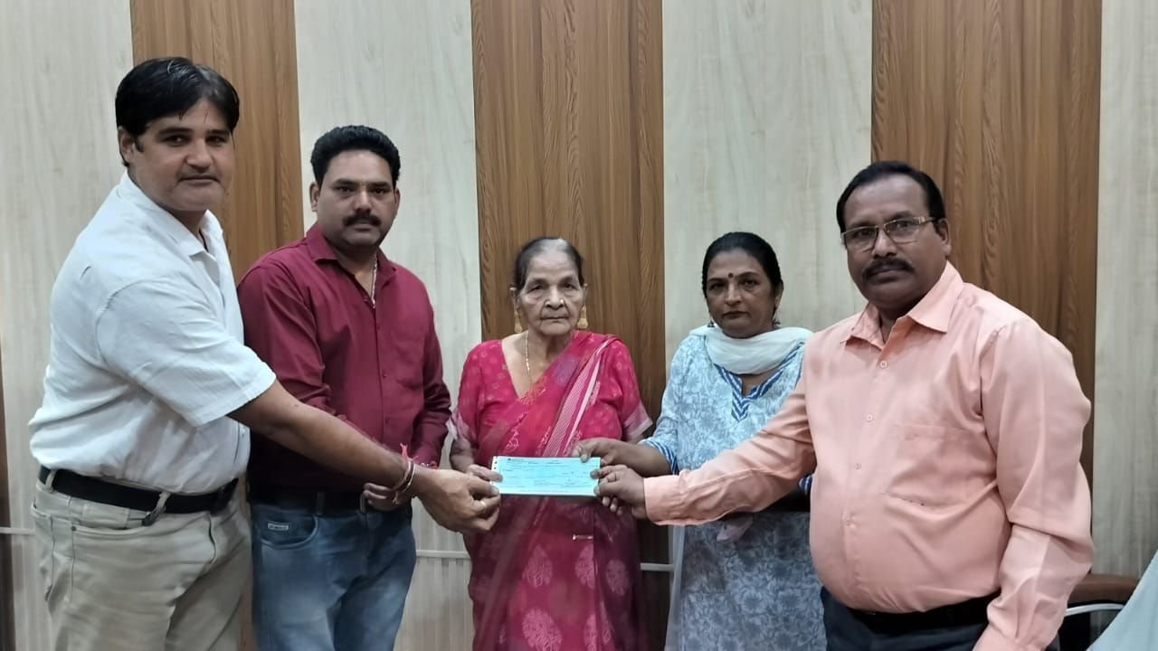 हरिद्वार में मृतक पत्रकार के आश्रित को पत्रकार कल्याण कोष से 5 लाख रुपये की आर्थिक सहायता का चेक सौंपते अधिकारी और पत्रकार पदाधिकारी