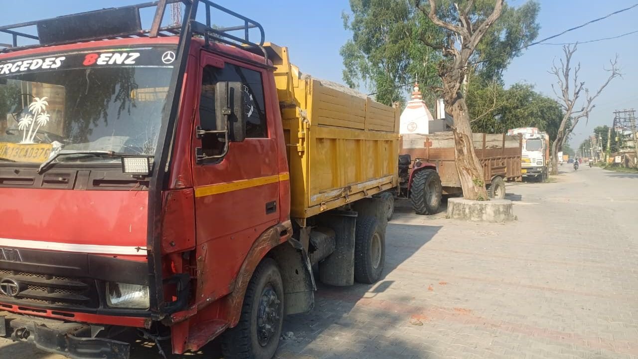 लक्सर में अवैध खनन के खिलाफ कार्रवाई के दौरान सीज किए गए ट्रैक्टर-ट्रॉली और ट्रक