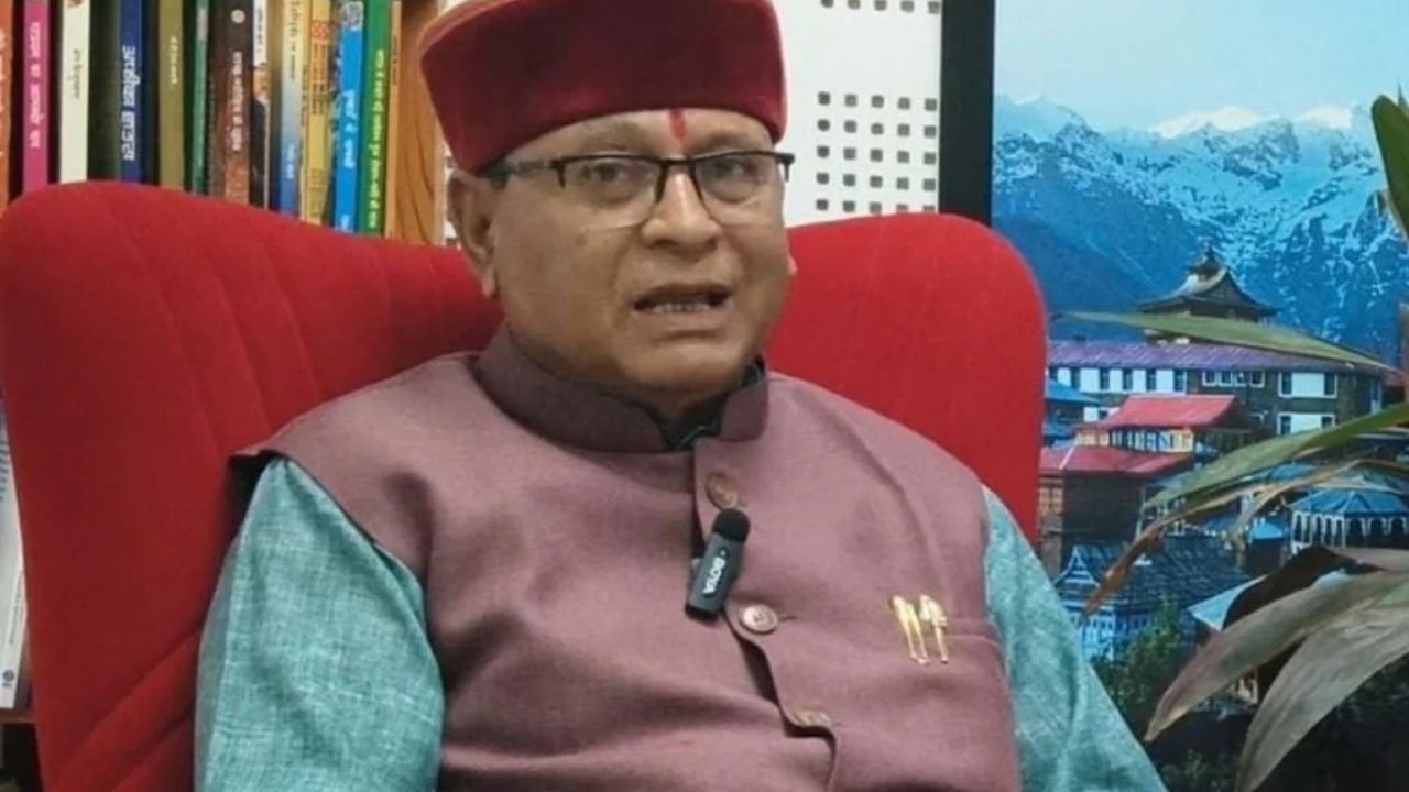 चकराता की योजनाओं को लेकर मंत्री खजानदास के आवास पर भाजपा कार्यकर्ताओं का प्रदर्शन