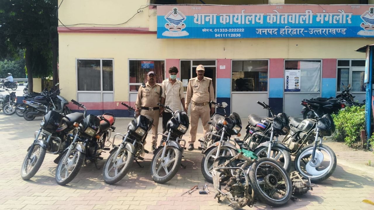 मंगलौर पुलिस की कार्रवाई में बरामद चोरी की आठ मोटरसाइकिलें