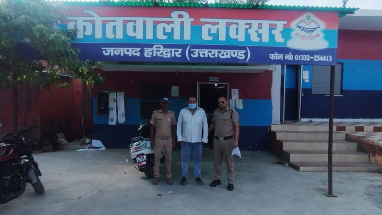 लक्सर पुलिस द्वारा लूट के मामले में गिरफ्तार आरोपी और बरामद किए गए दो पीली धातु के कुंडल