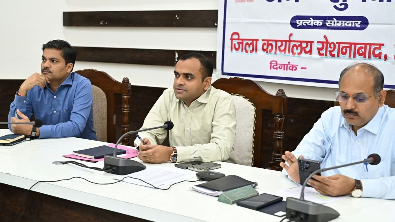 हरिद्वार में जिला योजना और विकास कार्यों की समीक्षा बैठक करते जिलाधिकारी मयूर दीक्षित