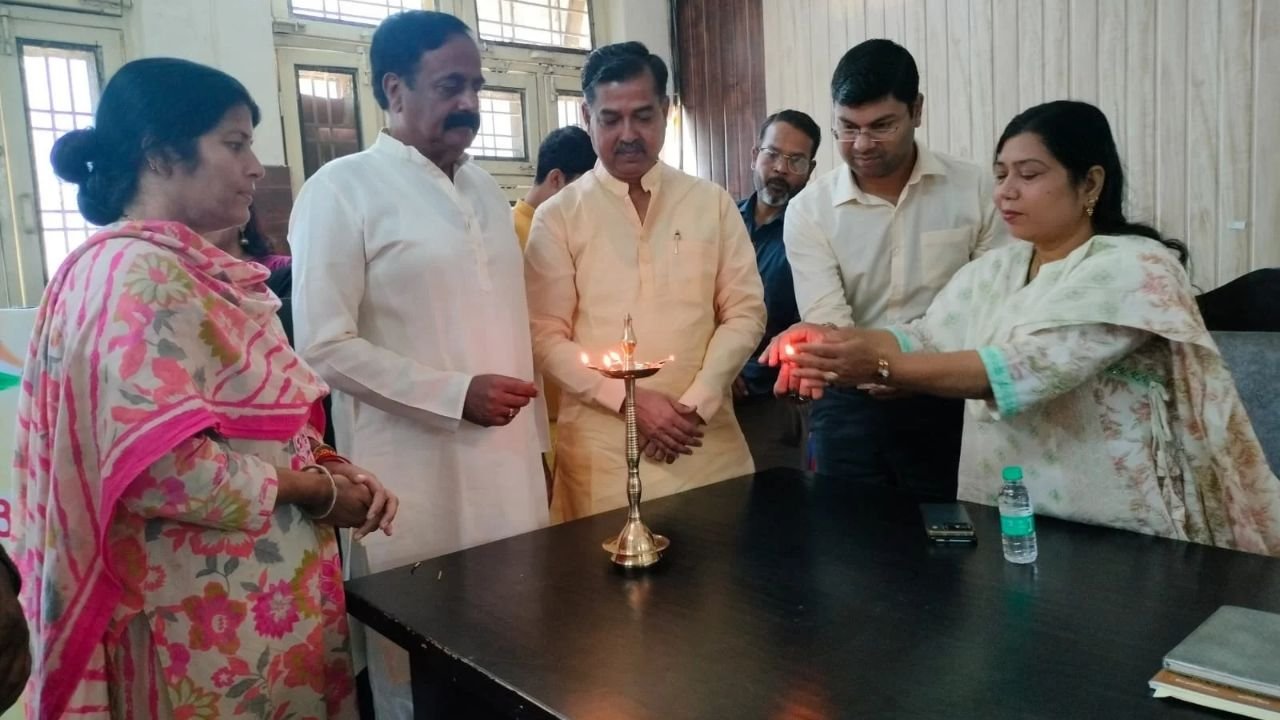 बहादराबाद में अंतरराष्ट्रीय वृद्धजन दिवस पर आयोजित वरिष्ठ नागरिक सम्मान समारोह में मौजूद जनप्रतिनिधि और अधिकारी