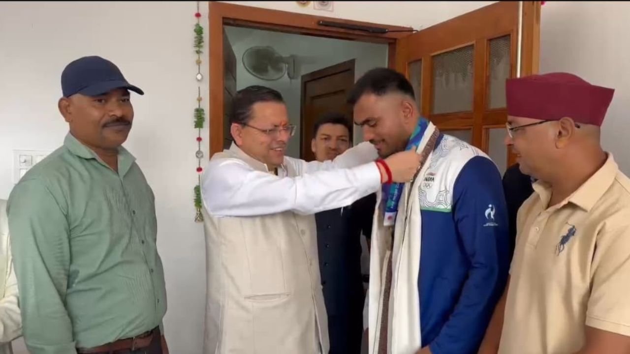 एशियन गेम्स कांस्य पदक विजेता बॉक्सर कपिल पोखरिया से खटीमा में मिले मुख्यमंत्री पुष्कर सिंह धामी