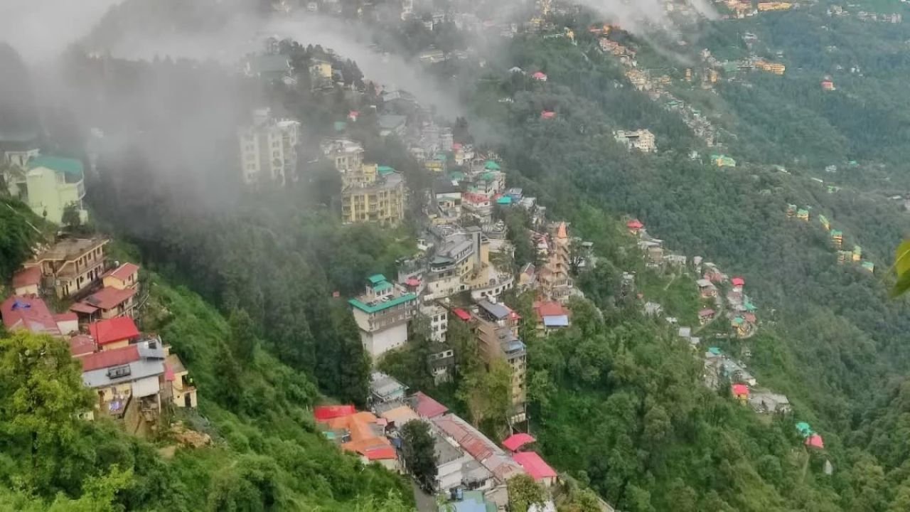 उत्तराखंड में मौसम बदलाव के बीच पहाड़ी क्षेत्रों में बारिश और बादलों का दृश्य
